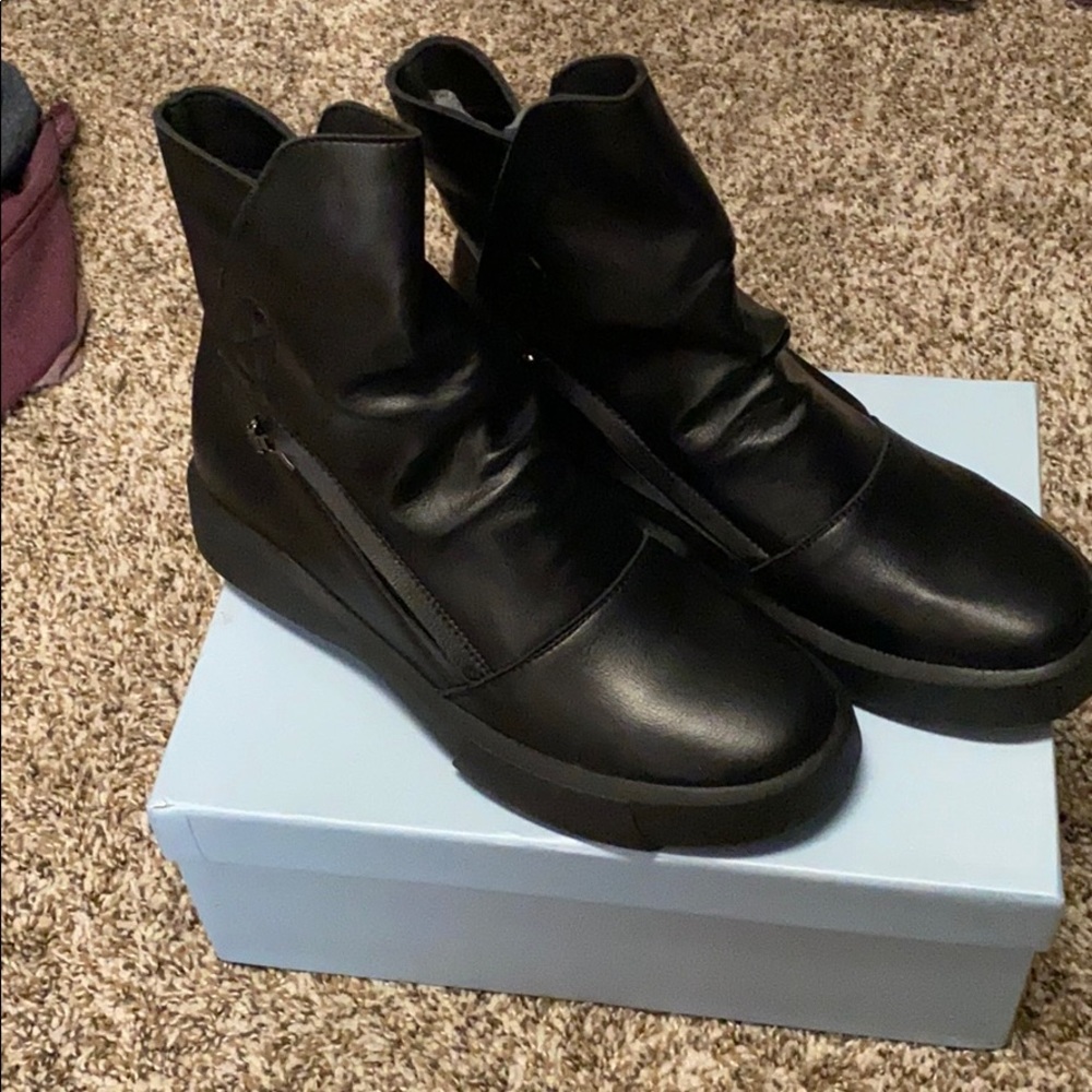 Black wrap boot